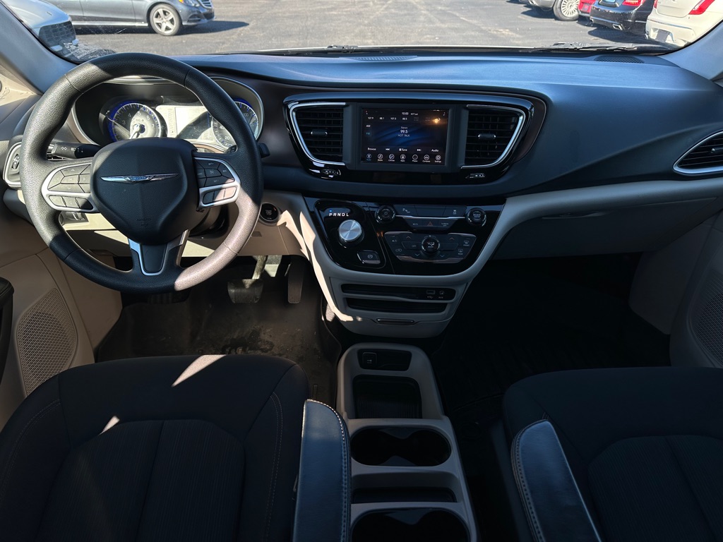 Photo 16 of this CHRYSLER PACIFICA