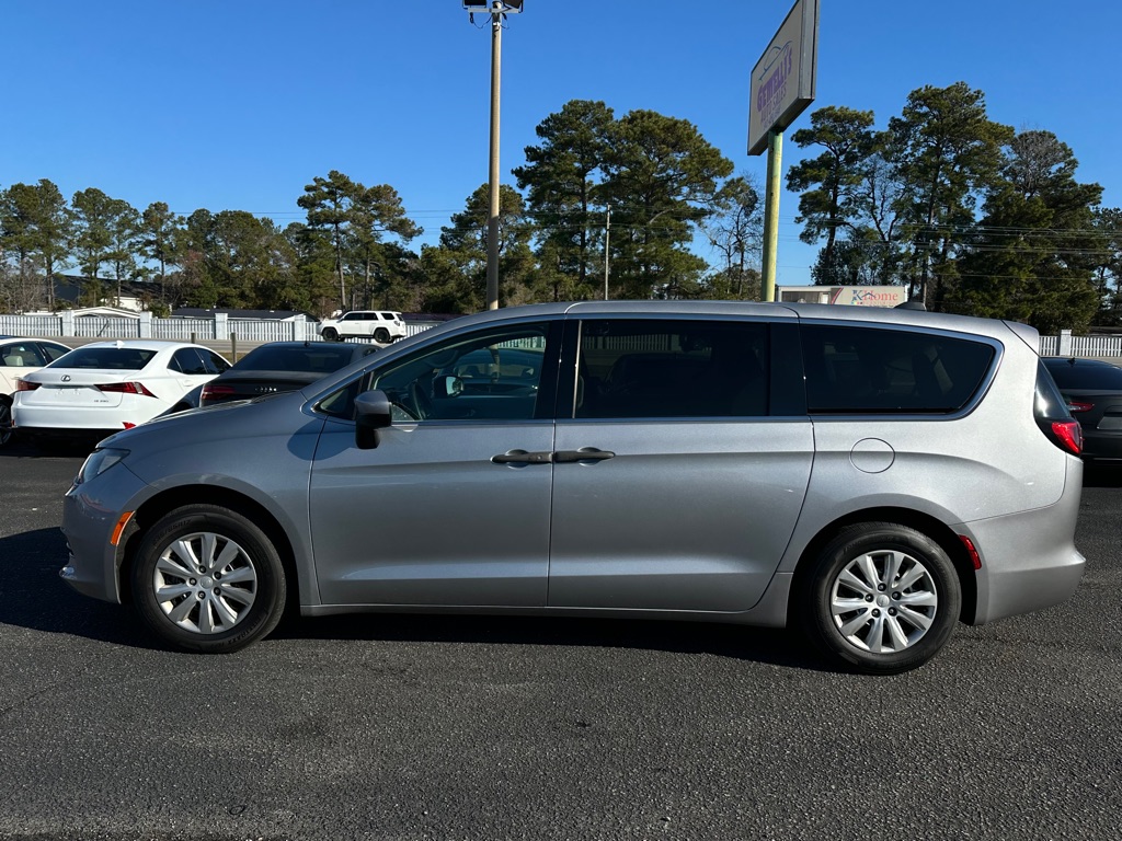 Photo 8 of this CHRYSLER PACIFICA