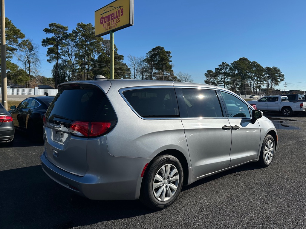 Photo 5 of this CHRYSLER PACIFICA