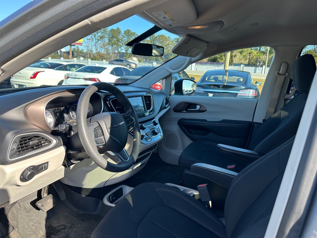 Photo 13 of this CHRYSLER PACIFICA