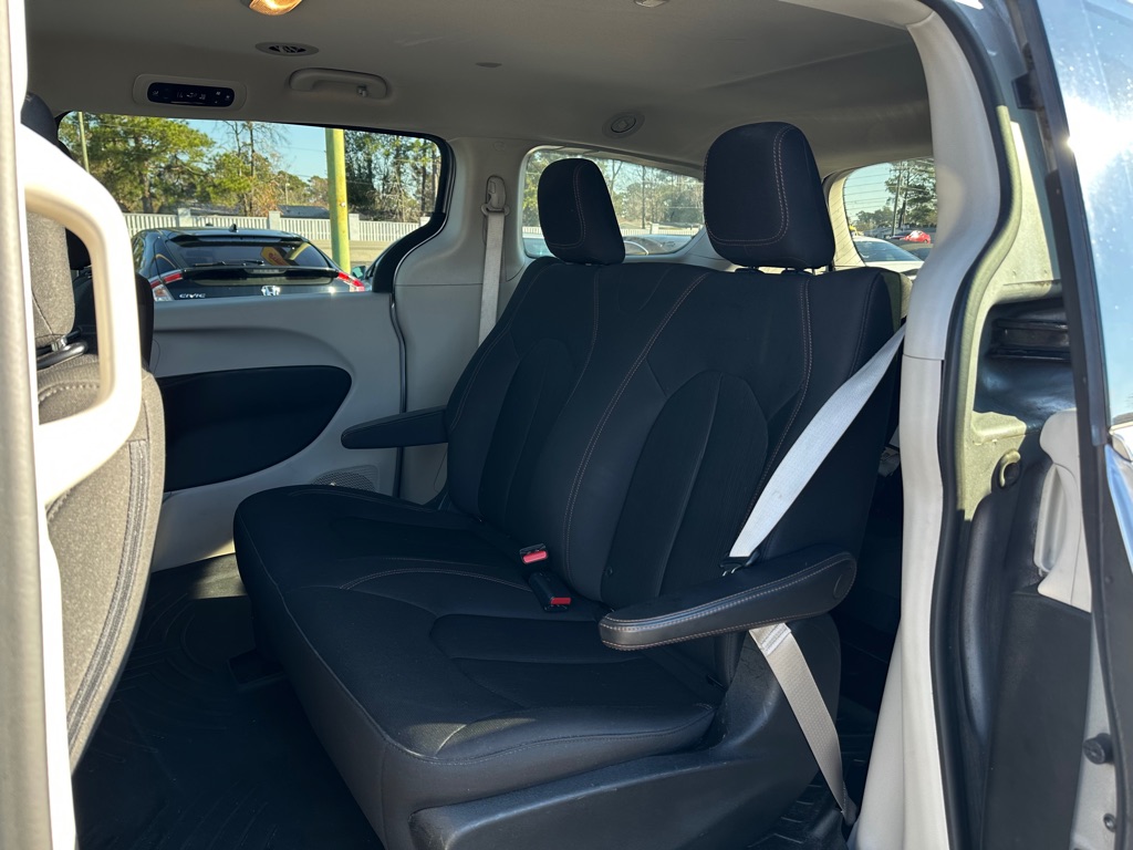 Photo 14 of this CHRYSLER PACIFICA