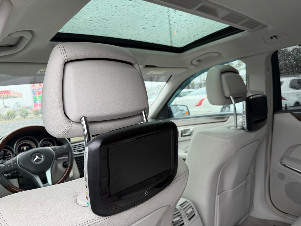 Photo 16 of this MERCEDES-BENZ E-CLASS