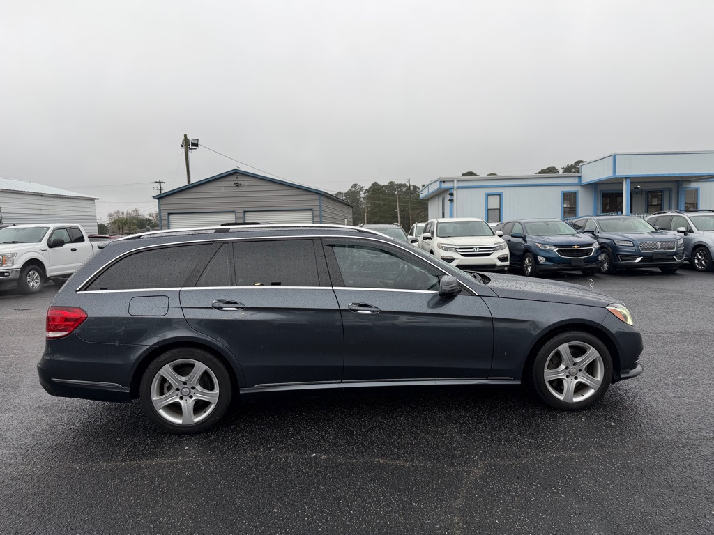 Photo 2 of this MERCEDES-BENZ E-CLASS