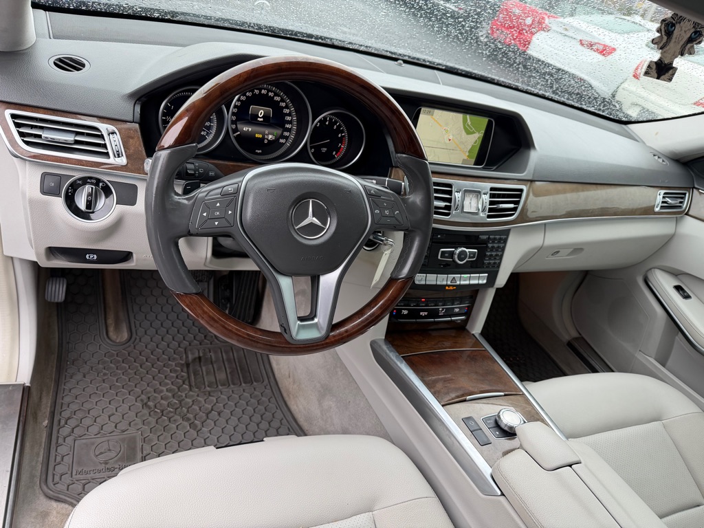 Photo 9 of this MERCEDES-BENZ E-CLASS
