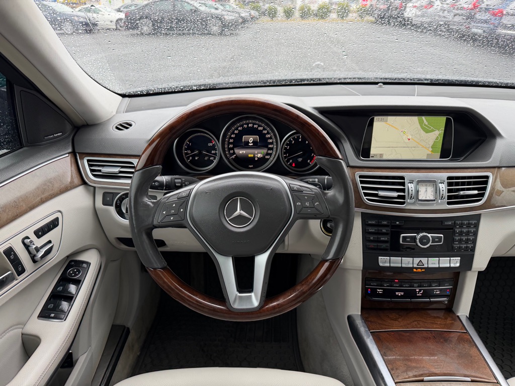 Photo 7 of this MERCEDES-BENZ E-CLASS