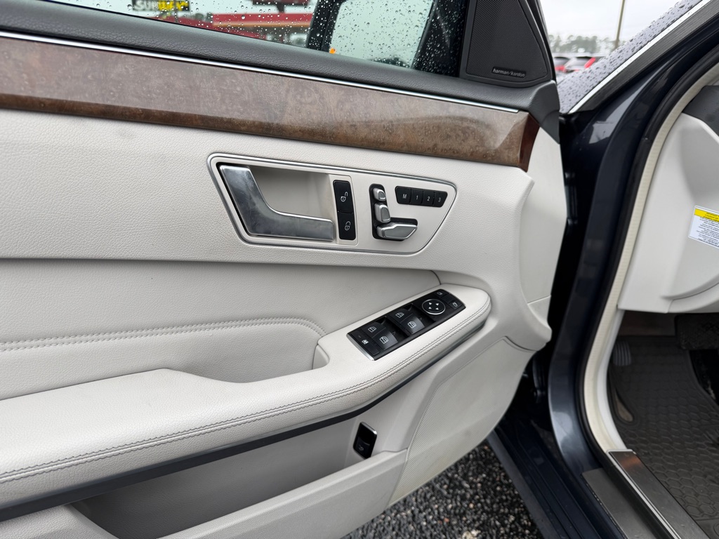 Photo 10 of this MERCEDES-BENZ E-CLASS