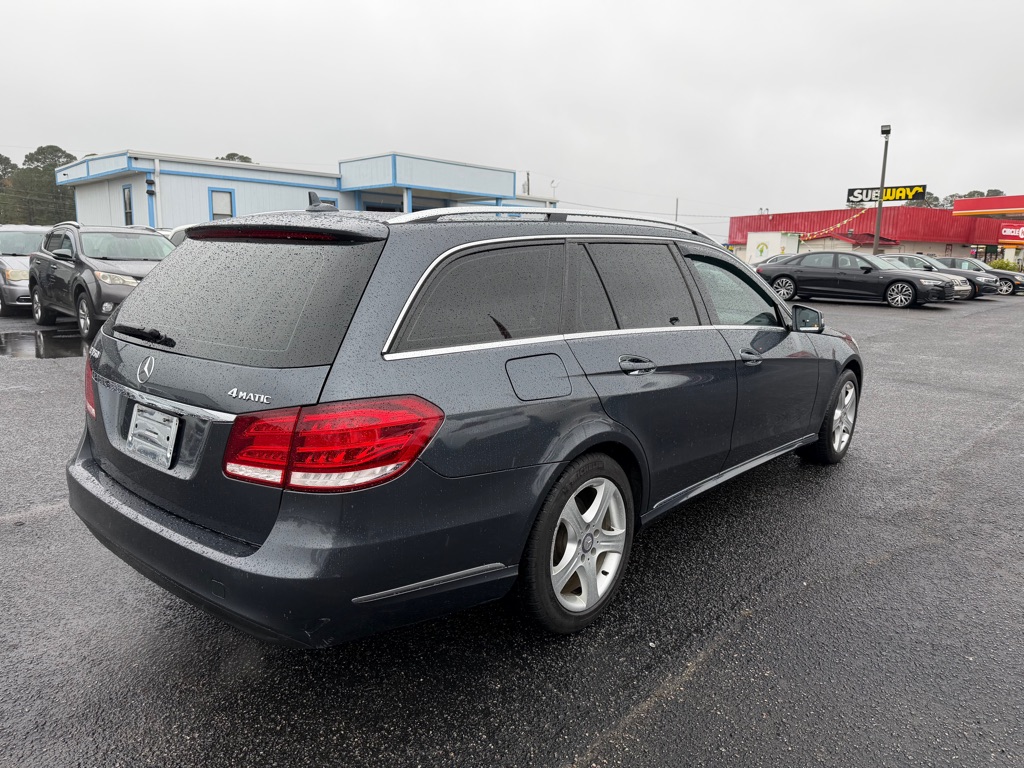 Photo 14 of this MERCEDES-BENZ E-CLASS