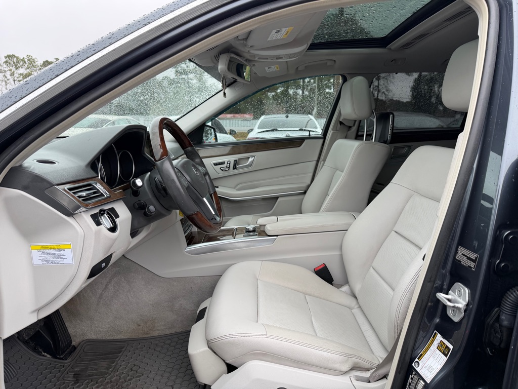 Photo 11 of this MERCEDES-BENZ E-CLASS