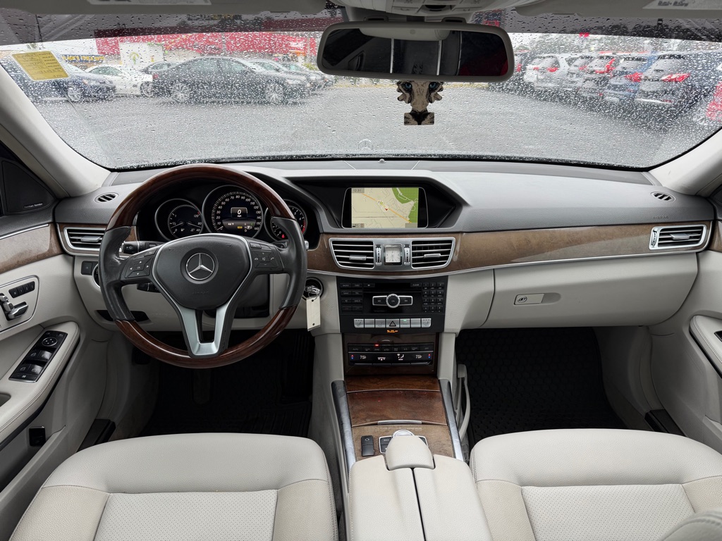 Photo 17 of this MERCEDES-BENZ E-CLASS