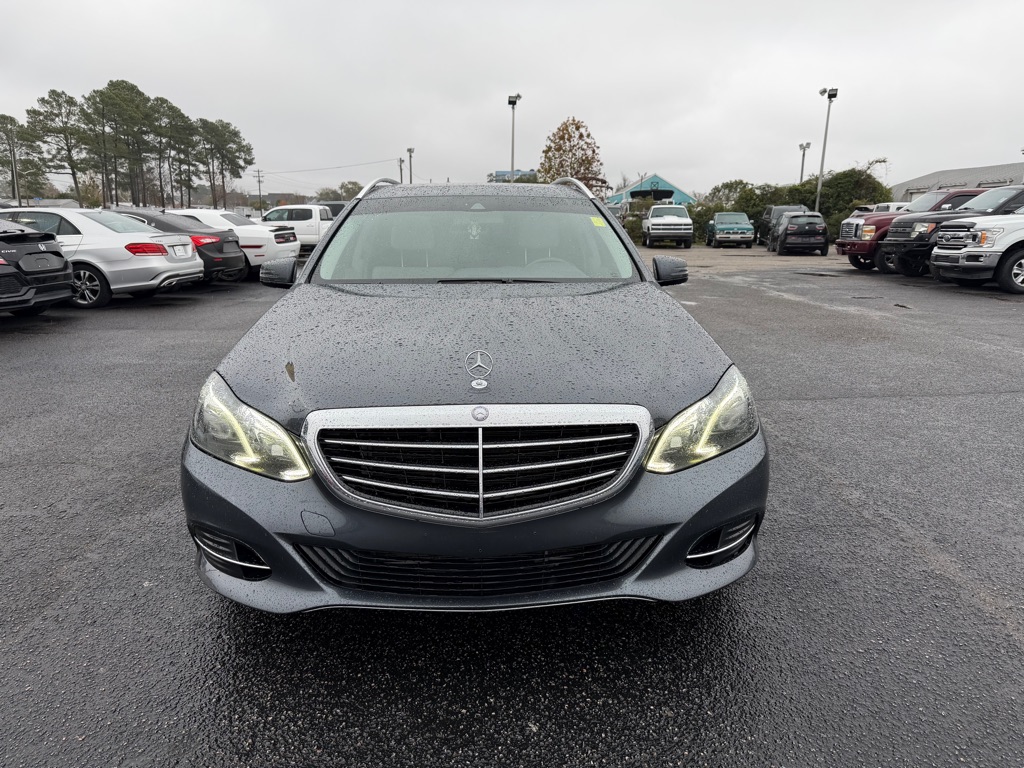 Photo 3 of this MERCEDES-BENZ E-CLASS