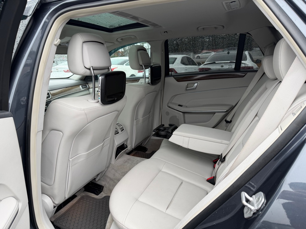 Photo 8 of this MERCEDES-BENZ E-CLASS
