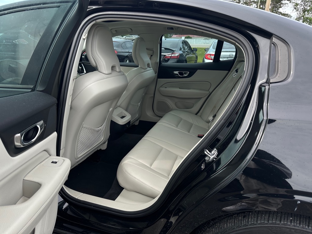 Photo 13 of this VOLVO S60