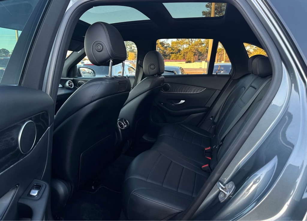 Photo 12 of this MERCEDES-BENZ GLC
