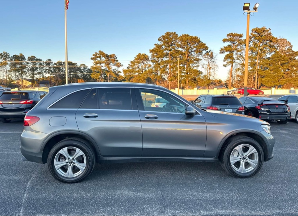 Photo 4 of this MERCEDES-BENZ GLC
