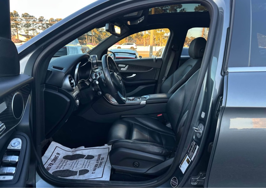 Photo 10 of this MERCEDES-BENZ GLC
