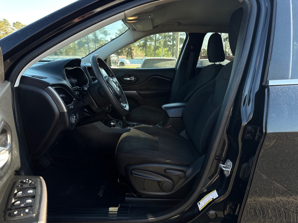 Photo 11 of this JEEP CHEROKEE