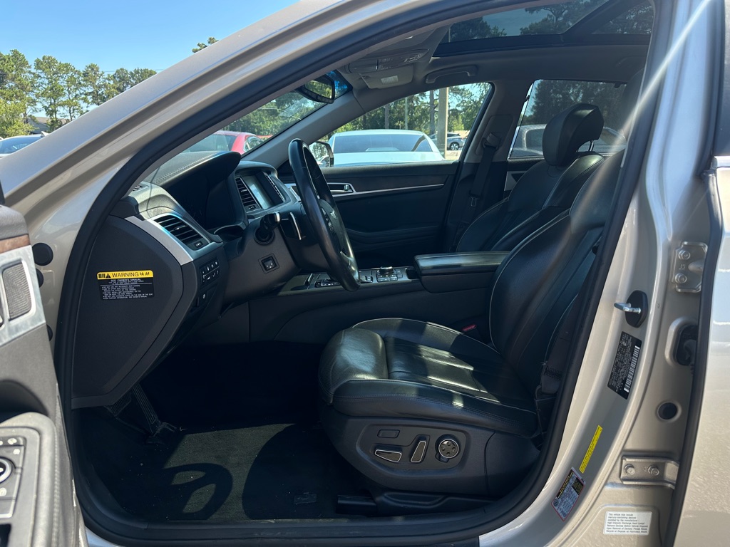 Photo 9 of this HYUNDAI GENESIS