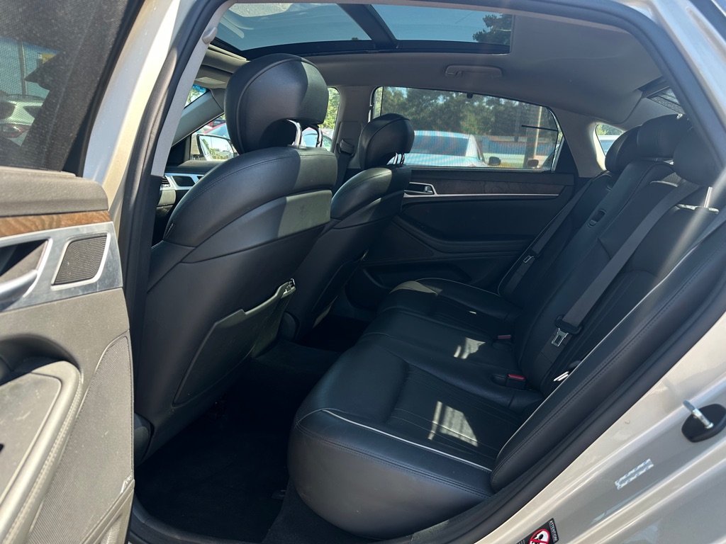 Photo 11 of this HYUNDAI GENESIS