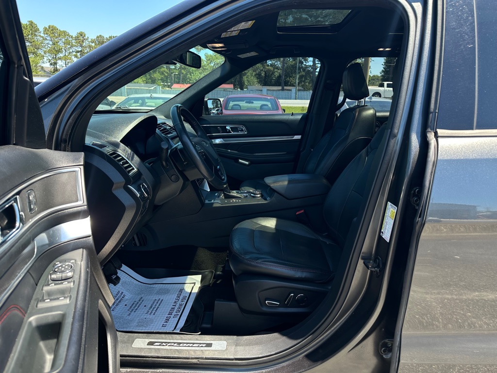Photo 8 of this FORD EXPLORER