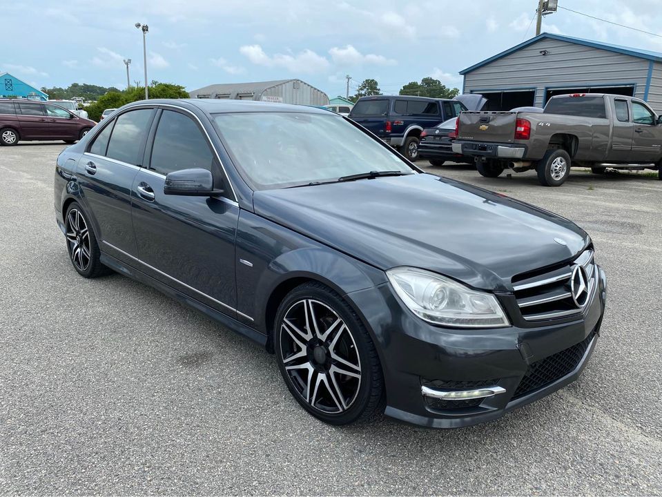 Photo 3 of this MERCEDES-BENZ C-CLASS