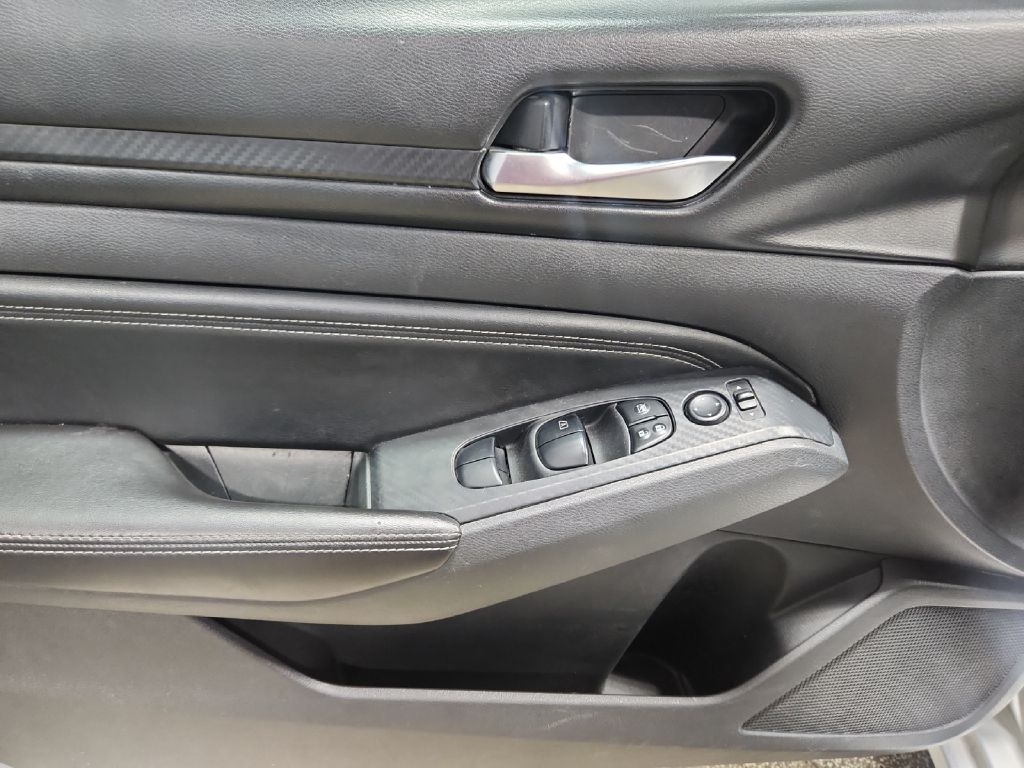 Photo 17 of this NISSAN ALTIMA