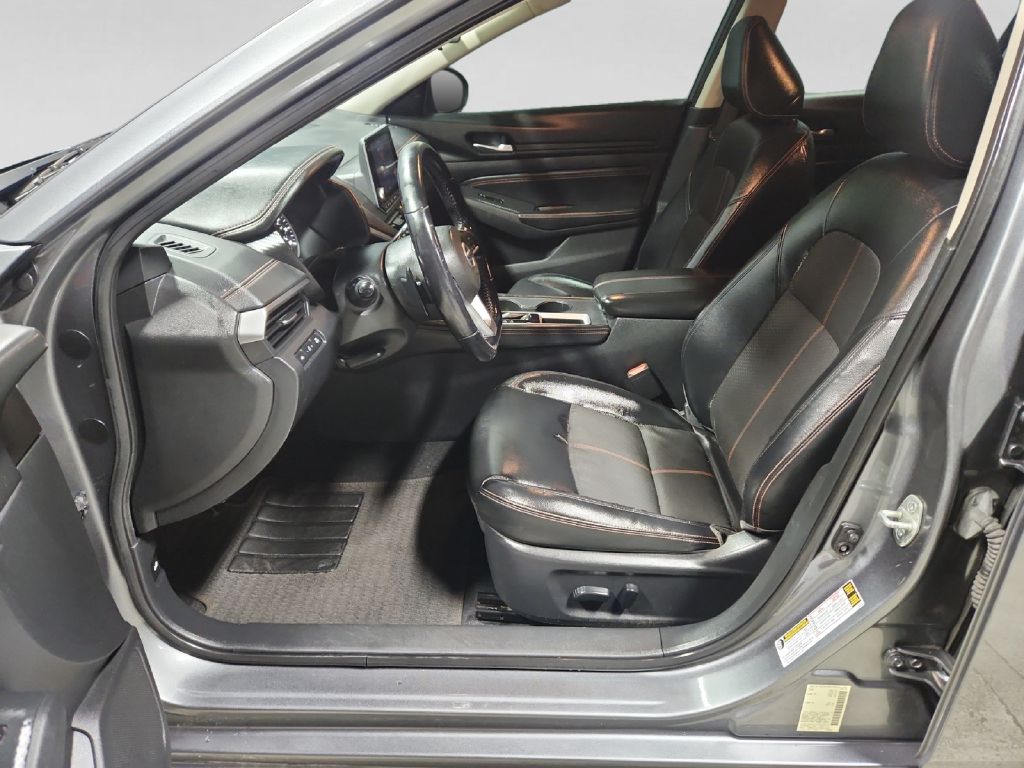 Photo 10 of this NISSAN ALTIMA