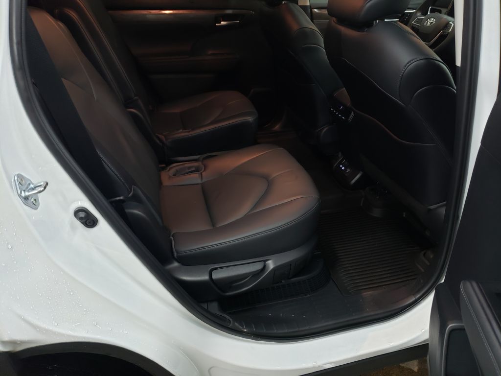 Photo 11 of this TOYOTA HIGHLANDER