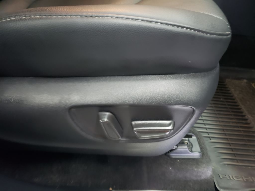 Photo 24 of this TOYOTA HIGHLANDER