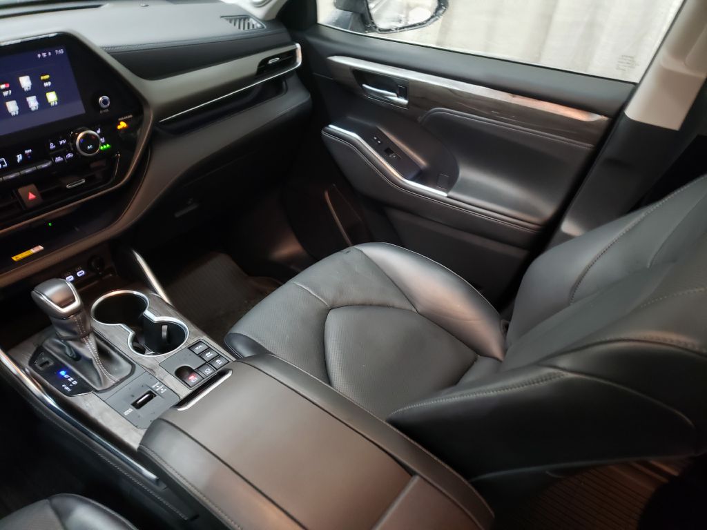 Photo 37 of this TOYOTA HIGHLANDER