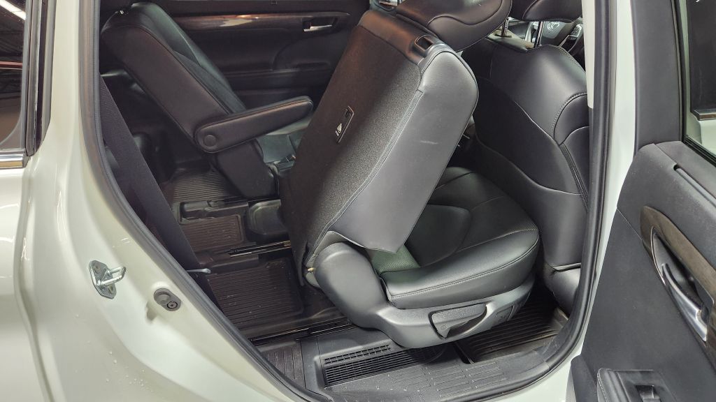 Photo 118 of this TOYOTA HIGHLANDER