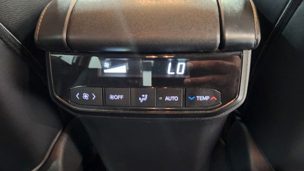 Photo 120 of this TOYOTA HIGHLANDER