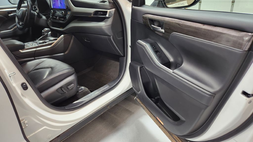 Photo 124 of this TOYOTA HIGHLANDER