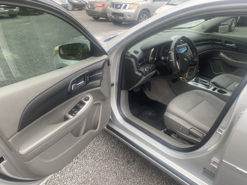 Photo 9 of this CHEVROLET MALIBU