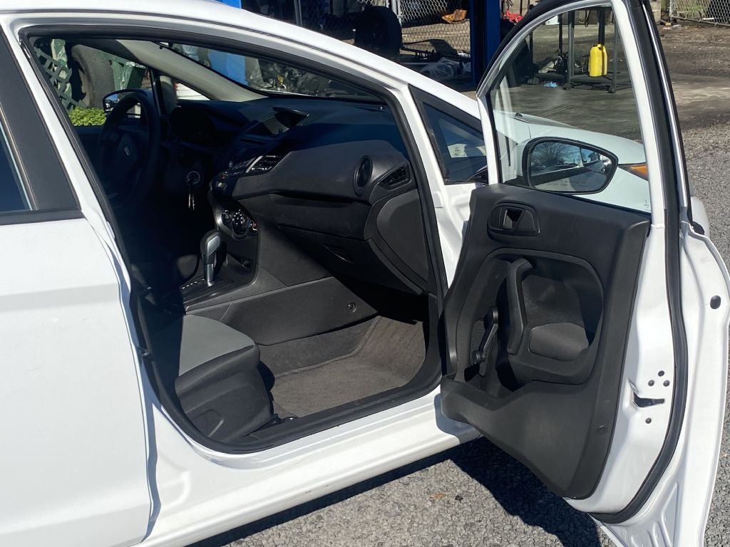 Photo 12 of this FORD FIESTA
