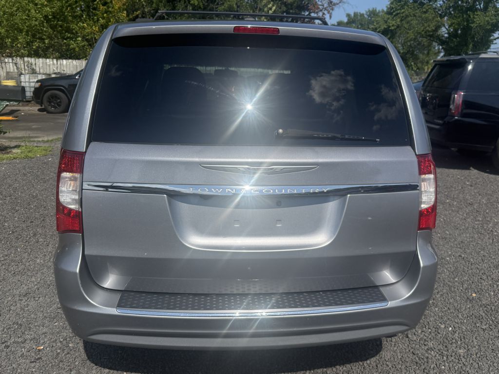 Photo 6 of this CHRYSLER TOWN & COUNTRY