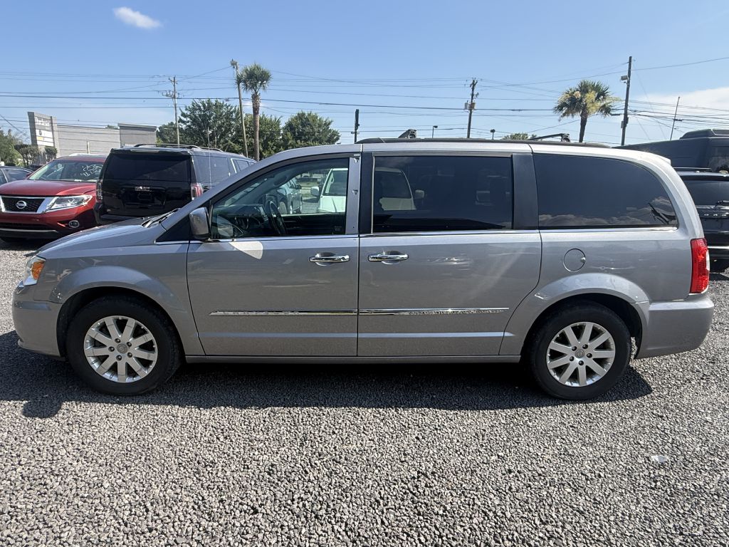 Photo 8 of this CHRYSLER TOWN & COUNTRY