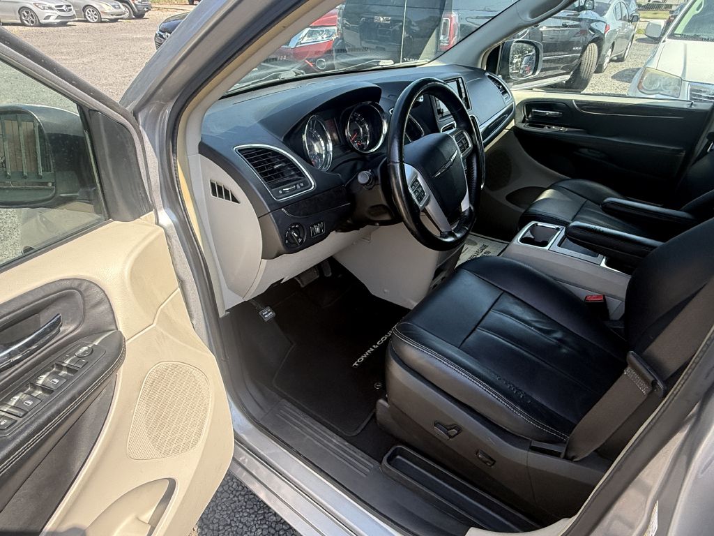 Photo 9 of this CHRYSLER TOWN & COUNTRY