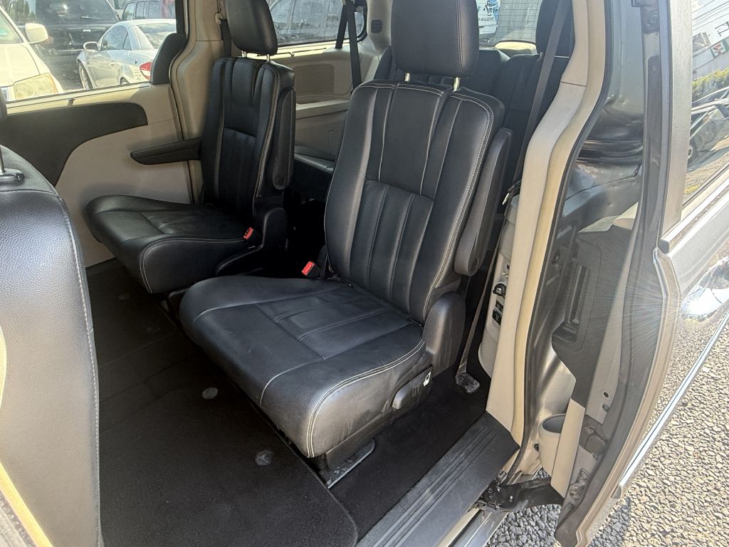Photo 10 of this CHRYSLER TOWN & COUNTRY