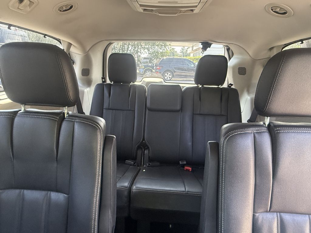 Photo 11 of this CHRYSLER TOWN & COUNTRY