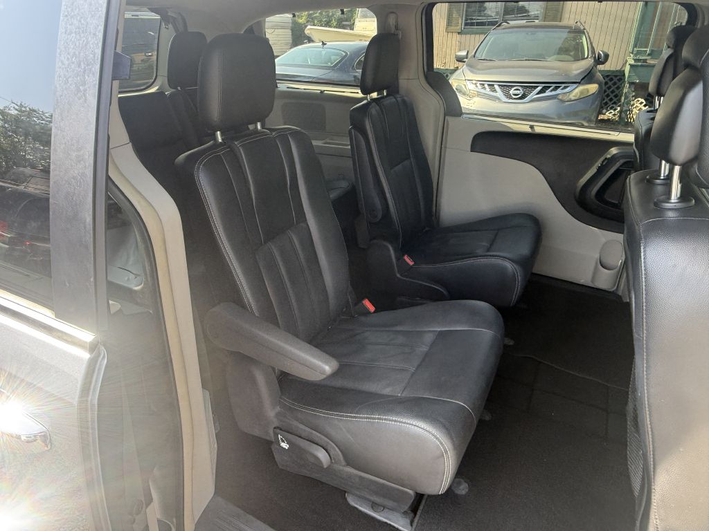 Photo 13 of this CHRYSLER TOWN & COUNTRY
