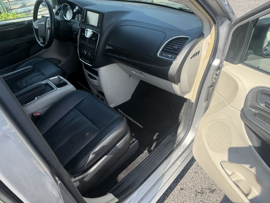 Photo 14 of this CHRYSLER TOWN & COUNTRY