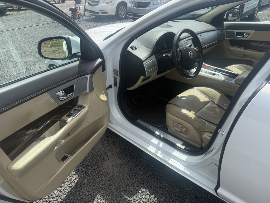 Photo 9 of this JAGUAR XF