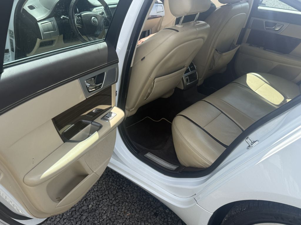 Photo 10 of this JAGUAR XF
