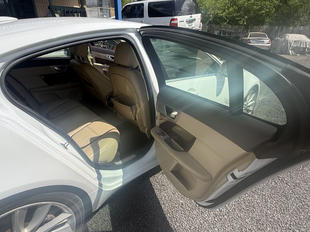 Photo 13 of this JAGUAR XF