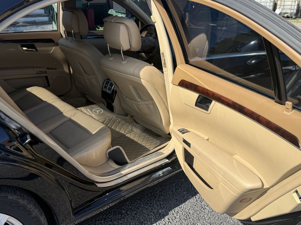 Photo 12 of this MERCEDES-BENZ S-CLASS