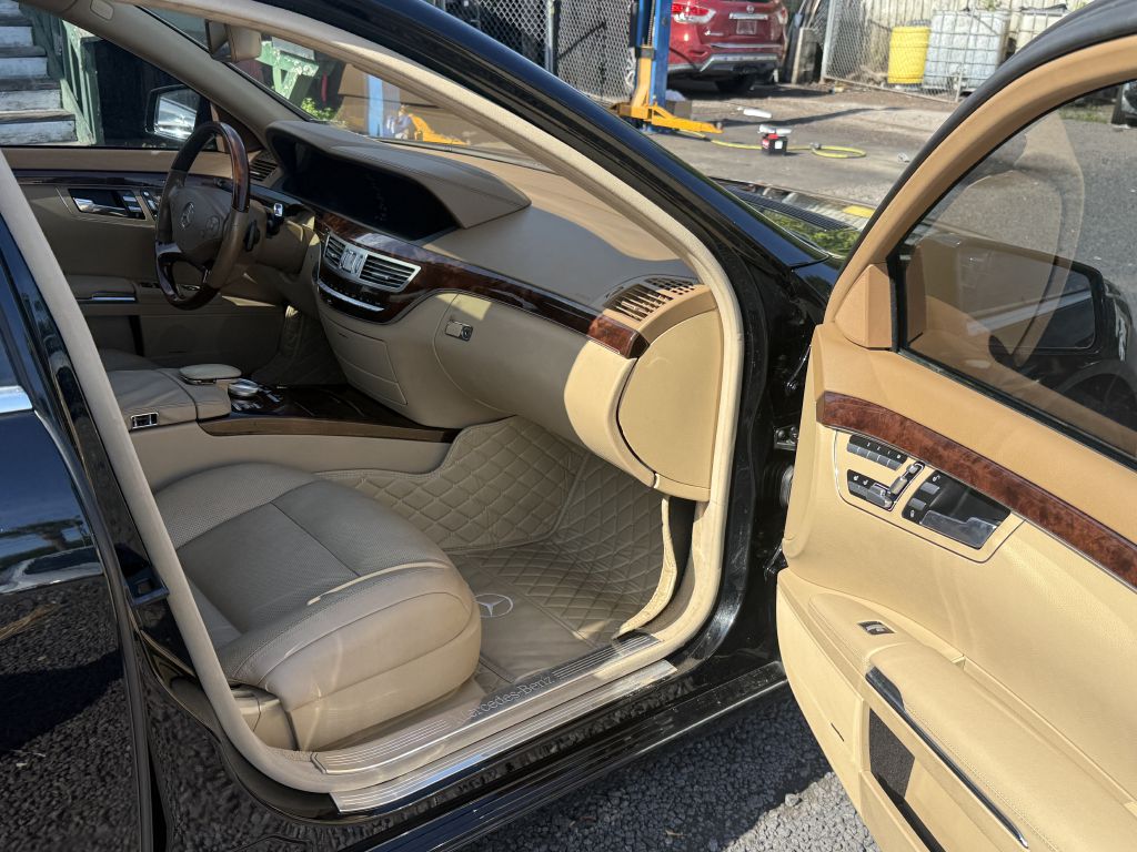 Photo 13 of this MERCEDES-BENZ S-CLASS