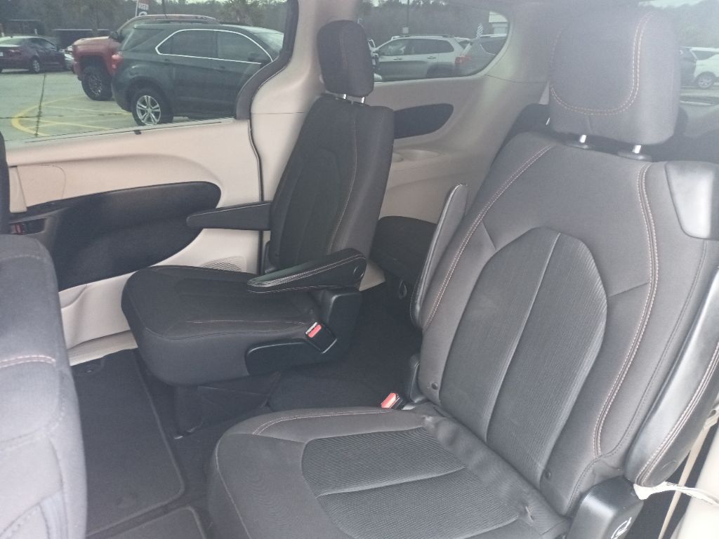 Photo 9 of this CHRYSLER PACIFICA