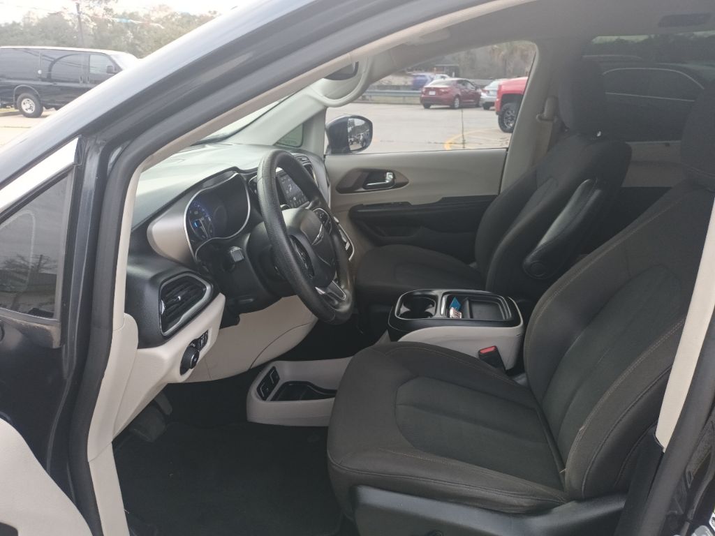 Photo 8 of this CHRYSLER PACIFICA