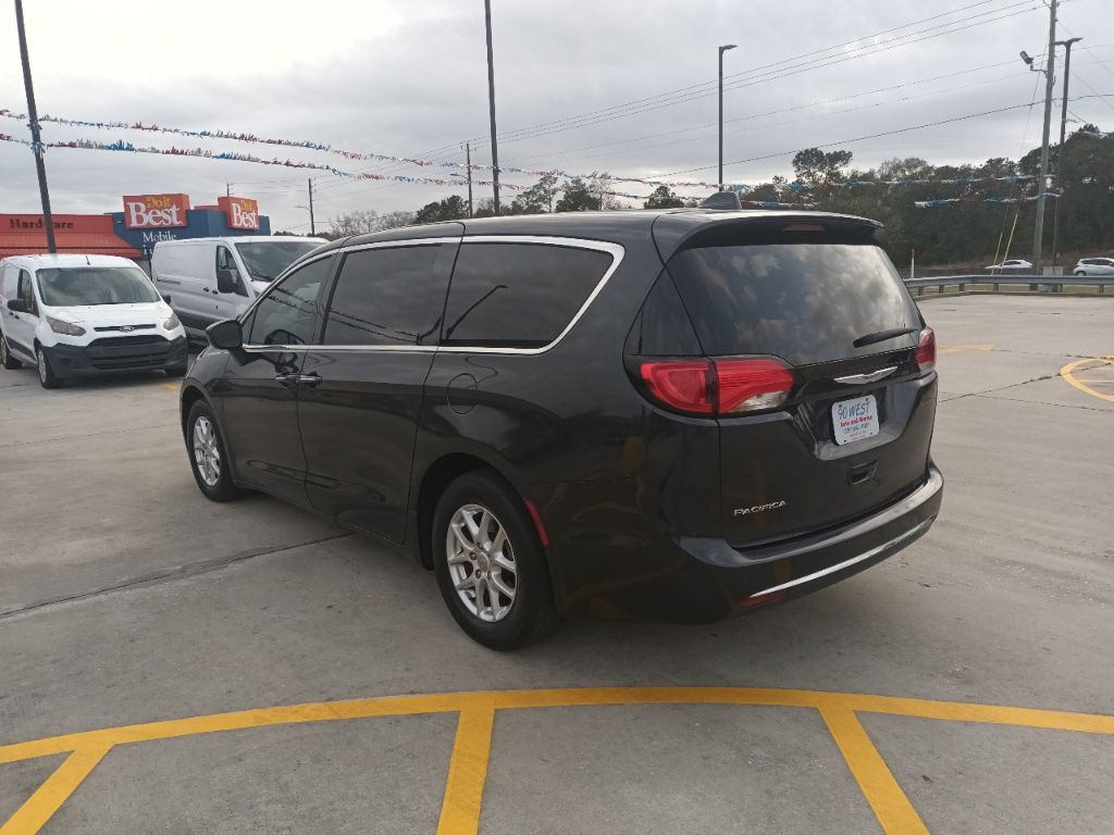 Photo 3 of this CHRYSLER PACIFICA