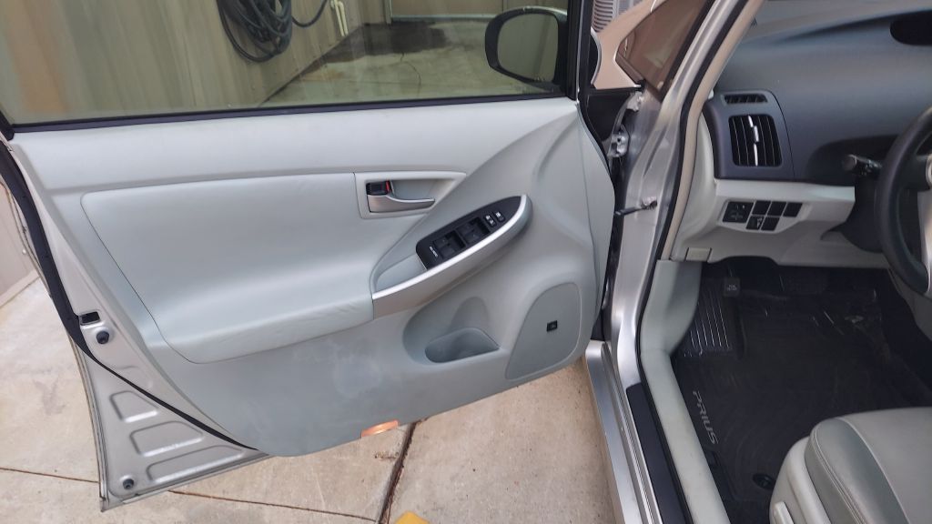 Photo 17 of this TOYOTA PRIUS